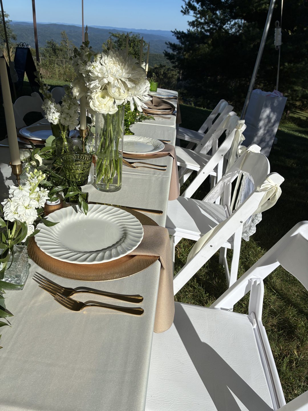 Refined white-and-gold reception table overlooking the mountains